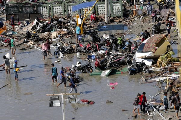 Indonesia Earthquake People survey outside the shopping mall which was damaged following earthquakes and a tsunami in Palu, Central Sulawesi, Indonesia, Sunday, Sept. 30, 2018. Rescuers try to reach trapped victims in collapsed buildings after hundreds of people are confirmed dead in a tsunami that hit two central Indonesian cities, sweeping away buildings with massive waves. (AP Photo/Tatan Syuflana)