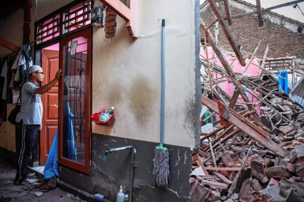 A man looks at debris from his partially collapsed home following a strong earthquake in Lendang Bajur Hamlet, Lombok A man looks at debris from his partially collapsed home following a strong earthquake in Lendang Bajur Hamlet, Lombok island, Indonesia August 6, 2018 in this photo taken by Antara Foto. Antara Foto/Ahmad Subaidi/ via REUTERS